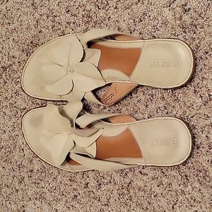 Born leather flip flops cream sz 9